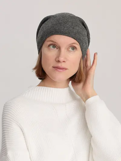 Серая вязаная шапка с кристаллами